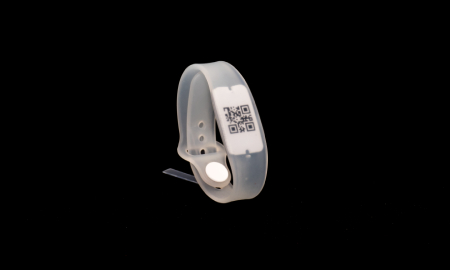 «РОСБРАСЛЕТ» изготавливает бесконтактные силиконовые браслеты из прозрачного силикона с переменным QR-кодом, штрих-кодом, ФИО и нумерацией