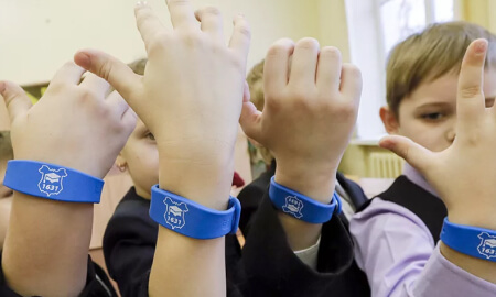RFID-браслеты для школьников Москвенок: почему стоит выбрать именно такой идентификатор