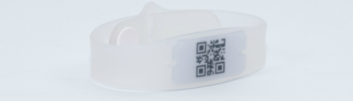«РОСБРАСЛЕТ» изготавливает бесконтактные силиконовые браслеты из прозрачного силикона с переменным QR-кодом, штрих-кодом, ФИО и нумерацией
