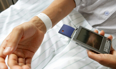 Идентификация пациентов в одно касание с помощью RFID-браслета